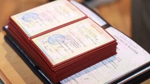 Ali məktəb məzunlarının diplomları niyə gecikir? - Video Ali məktəb məzunlarının diplomları niyə gecikir? - Video