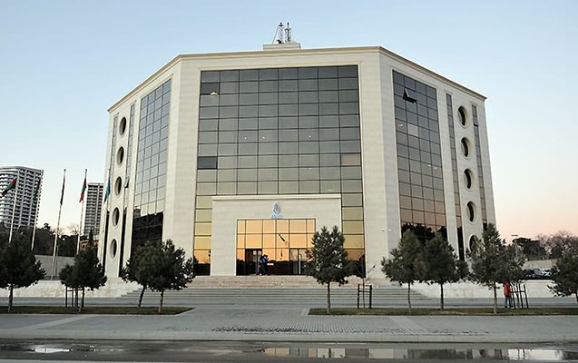 Hakimlər otağına hücum çəkən məşqçiyə ağır cəza Hakimlər otağına hücum çəkən məşqçiyə ağır cəza